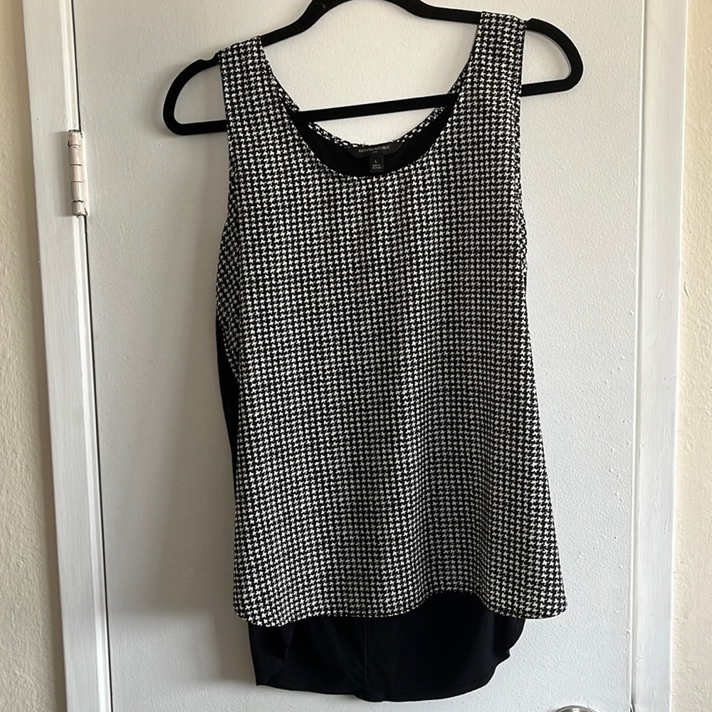Banana Republic black & white print sleeveless tank style top. Size L